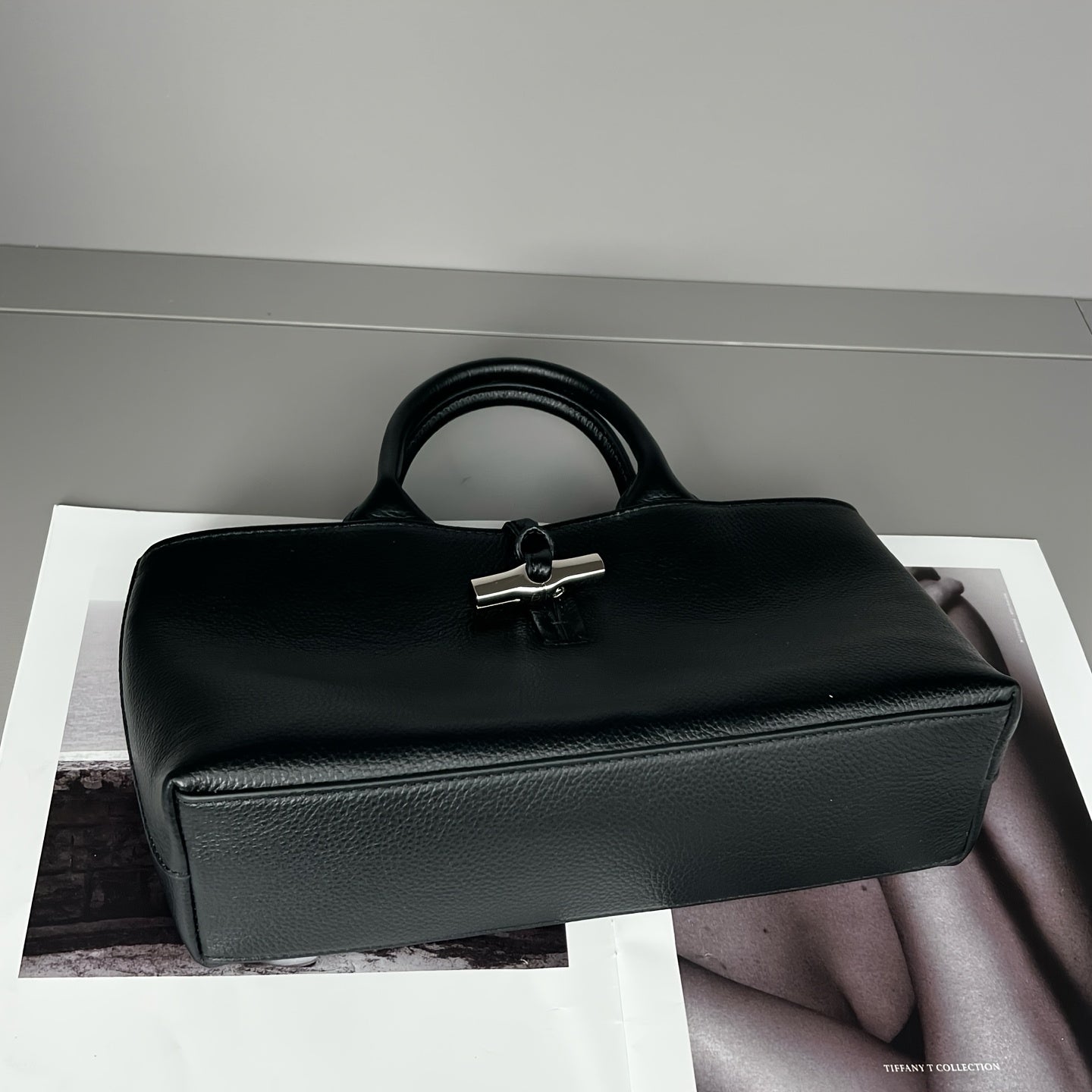 Genuine Leather Women's Handbag, Tote Bag with Detachable Shoulder Strap, Buckle Closure, and Lining